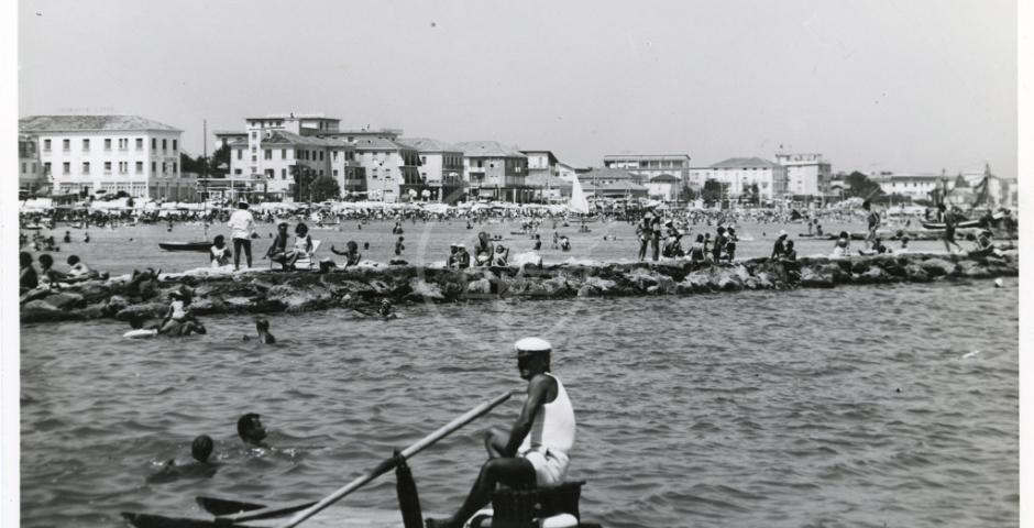 In mostra alla Torre Saracena materiali del Laboratorio di Documentazione e Ricerca Sociale del Comune: domani l’inaugurazione In mostra alla Torre Saracena materiali del Laboratorio di Documentazione e Ricerca Sociale del Comune: domani l’inaugurazione