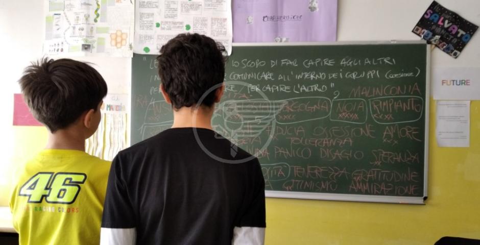 "Siamo Pari", il teatro e il centro anti-violenza entra in classe per educare alla parità di genere  "Siamo Pari", il teatro e il centro anti-violenza entra in classe per educare alla parità di genere