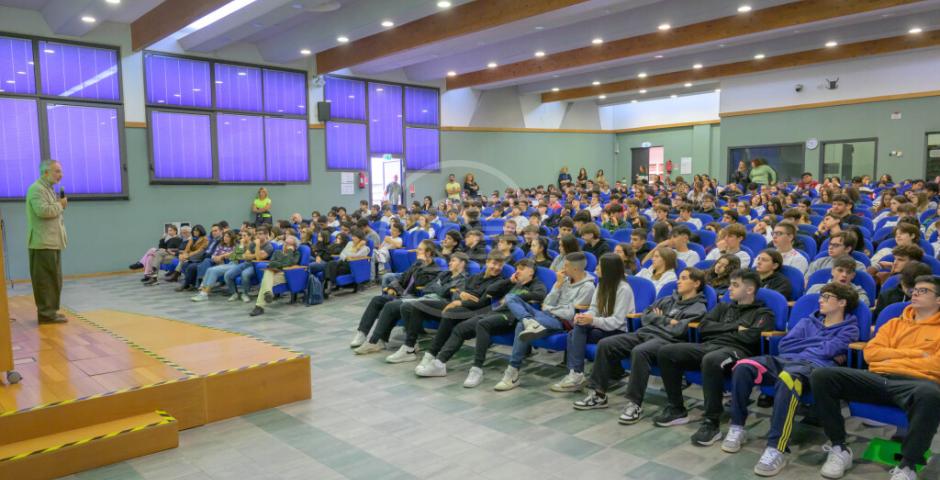 Al via la seconda edizione della Scuola di Urbanistica Partecipata: 260 studenti a confronto con Stefano Mancuso su natura e biodiversità  Al via la seconda edizione della Scuola di Urbanistica Partecipata: 260 studenti a confronto con Stefano Mancuso su natura e biodiversità