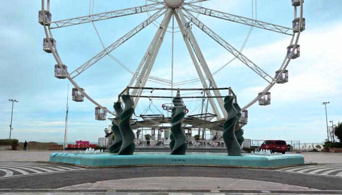 La ruota panoramica sul mare è pronta per illuminare la città dall’alto La ruota panoramica sul mare è pronta per illuminare la città dall’alto