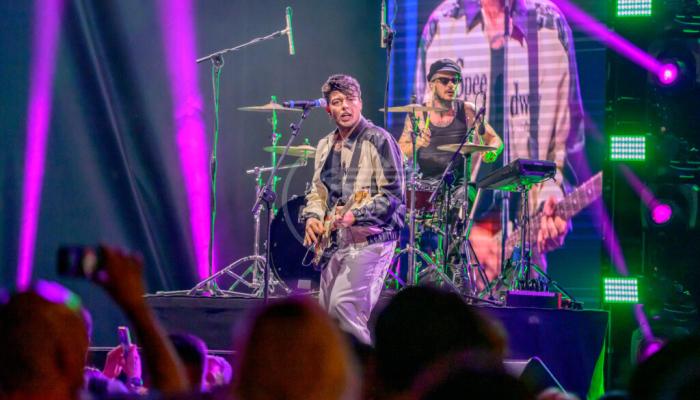 Viva Riccione. Il tuo Natale al mare. Pista di pattinaggio, ruota panoramica, mercatini, il grande albero e gli spettacoli di Servillo, Cevoli e The Kolors Viva Riccione. Il tuo Natale al mare. Pista di pattinaggio, ruota panoramica, mercatini, il grande albero e gli spettacoli di Servillo, Cevoli e The Kolors