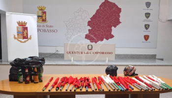 Calcio-In trasferta a Campobasso ultras con mazze, bastoni e caschi scoperti dalla Polizia di Stato Calcio-In trasferta a Campobasso ultras con mazze, bastoni e caschi scoperti dalla Polizia di Stato