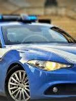 Arriva la Polizia di stato. Lo spacciatore nasconde sul tetto il calzino con la cocaina, ma viene arrestato Arriva la Polizia di stato. Lo spacciatore nasconde sul tetto il calzino con la cocaina, ma viene arrestato